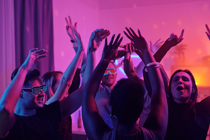 imagen de gente bailando representando el disfrute del mashup